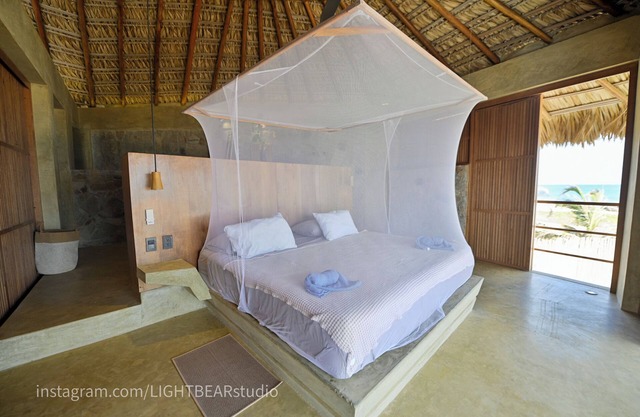 Front beach room in a beautifully designed luxuary house with spectacular views