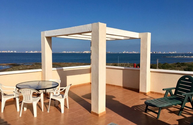 Ático frente al mar con terraza, piscina comunitaria.