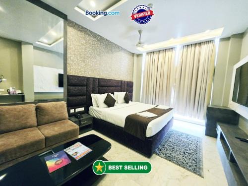 FRONT SEA VIEW - SWIMMING-POOL -HOTEL THE BAY SUITES - PURI - Lift-Parking - Restaurant - Breakfast Included