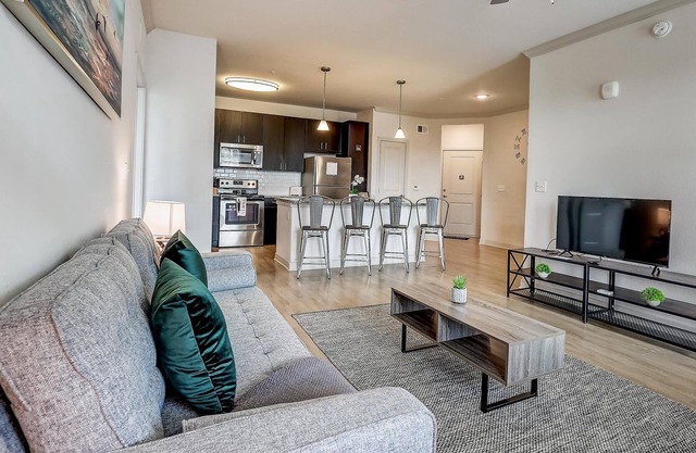 Frontdesk | 2 BR 10 minutes from the beach