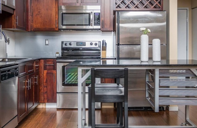 Conveniente + Trendy 1BR Apt