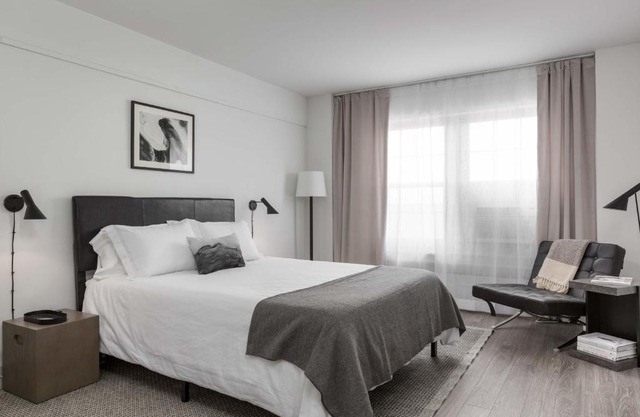FRONTDESK Sleek Studio Apt near BJC Hospital