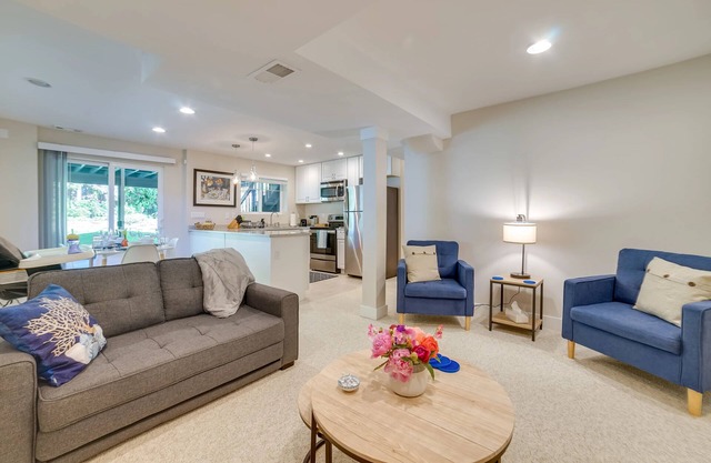 Full 1BR Suite w/ Entry - 5 Min to Edmonds Beaches