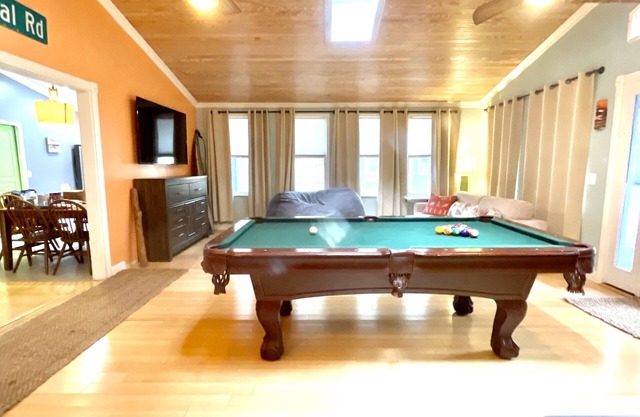 Full HOME with hot tub! Enjoy your stay at The Salty Dog!