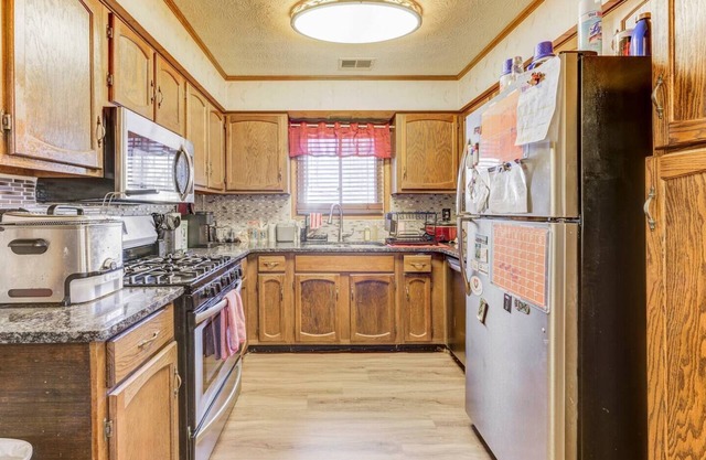 Full Sized bed and Pet friendly