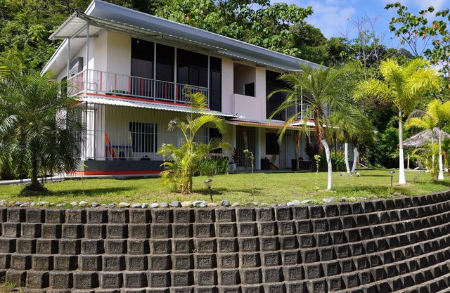 Fully equipped 2-bedroom apartment close to mountains and beach with great WiFi