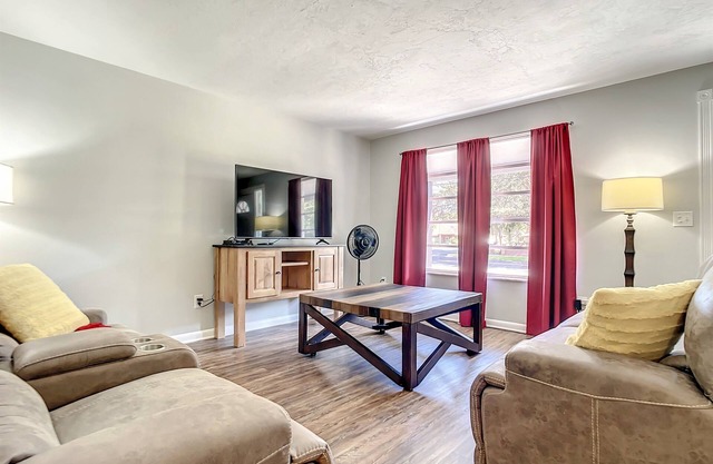 Fully Equipped 3BR Home in Deltona FL w/Garage