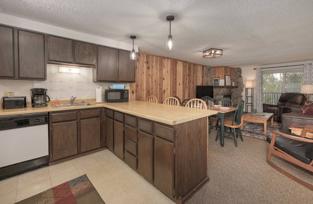 Fully equipped kitchen, updated interior in this cozy condo