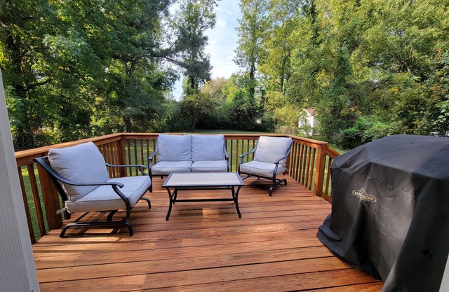 Fully-Furnished, Pet-Friendly, 3 bedroom. Fenced backyard. Close to everything!