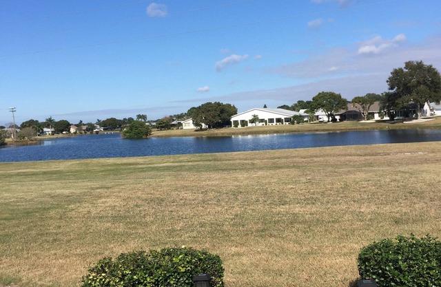 Fully furnished 2-bedroom house on Lake in Sun City Center, community pool