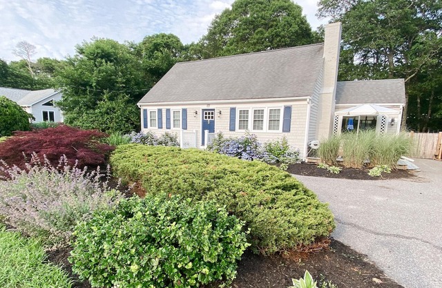 Fully renovated 4-bedroom in private community with pool & close to beach