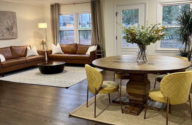 Fully Renovated Home walking distance to downtown Belmont. 10 Min to CLT Airport