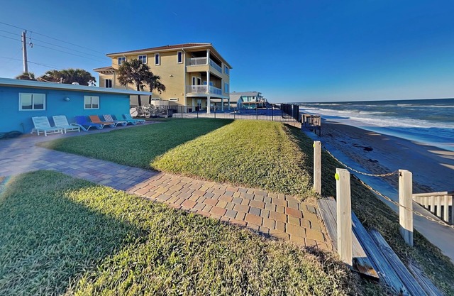 Fun Oceanfront Bungalow- Amazing Views, Close to Boardwalk