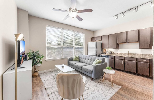 Fun SoCo 1BR King Suite w/ GymPickleballLaundry