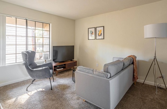 Furnished 2BR in Walnut Creek, Pool + Parking