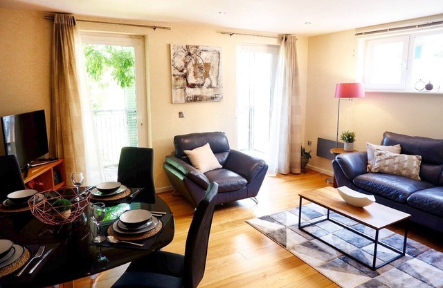 Furnished apartment near Cambridge station with FREE Parking 133 Warren Close