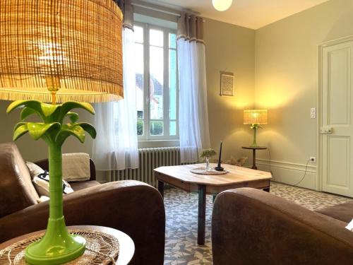 Gîte Authentique avec Jardin, Proche Vichy - FR-1-489-549