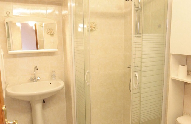 Cottage With 2 vines