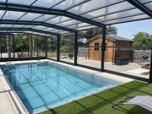 Gîte de charme avec piscine chauffée et climatisation à Couzon - FR-1-489-471