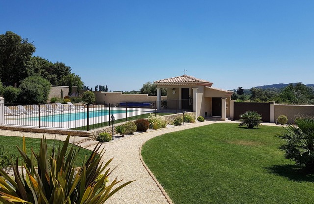 Encanto y prestigio: nueva casa de campo, tranquila, con aire acondicionado, piscina cerca de Pont du Gard, Uzès