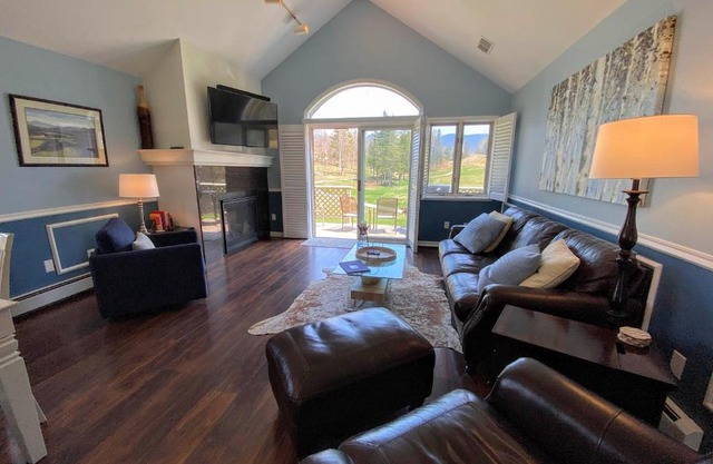 G3 Classy Bretton townhome with AC fast wifi great mountain views right on the golf course