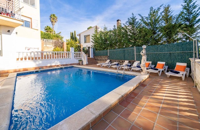 GALA LUX, VILLA WITH POOL IN URBANISATION NEAR THE CENTER OF LLORET DE MAR