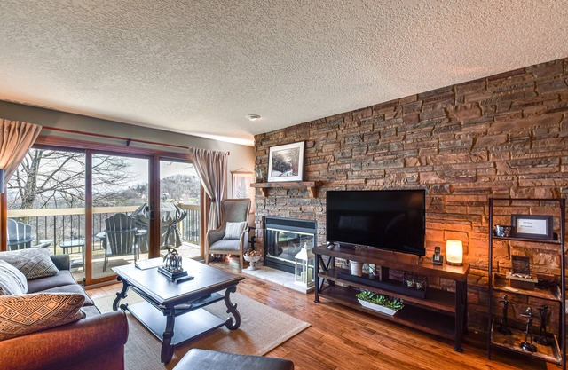 Galena Townhome w/ Deck & Golf Course View!