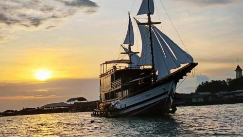 Gallia Phinisi Batam