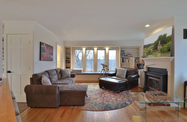 Boho Country 5 Acre Estate: Kenyon, Amish, River