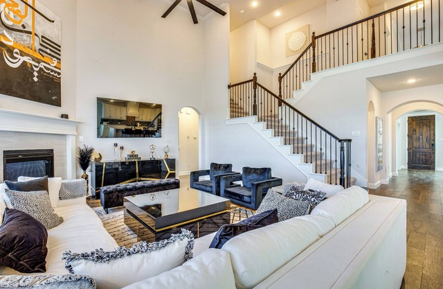 6 Mi to Lake Lewisville: Chic Retreat in Frisco!