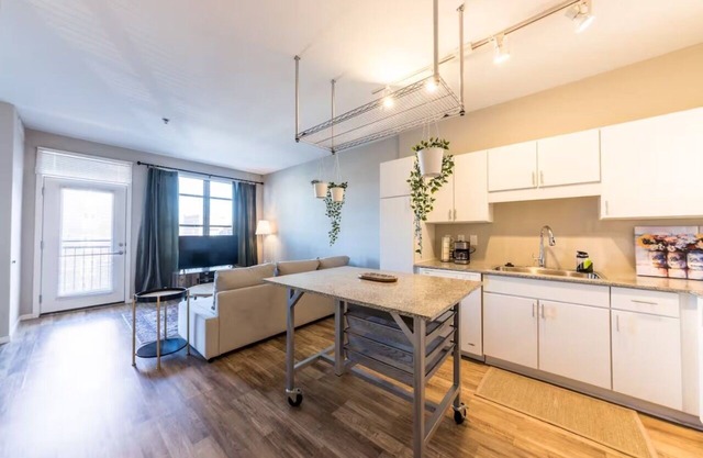 Garage Parking Relaxing condo near Forrest Park