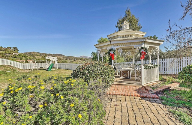 Garden, Gazebo & Fire Pit: Fallbrook Home!