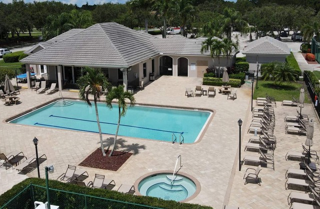 Gated Golf Community! Golf Cart Included! Active Lifestyle W/ Pool, Spa, Tennis, Pickleball & More!