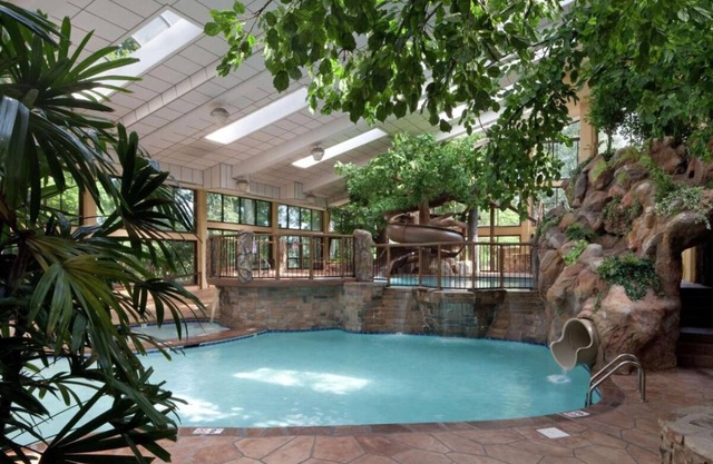 Gatlinburg Retreat! Indoor Swimming Pool, Pets Allowed!
