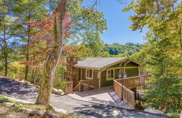 Gatlinburg Views A Unique Cabin Mountain Views Expansive Decks Adjacent To Gatlinburg & Ski Lodge cabin