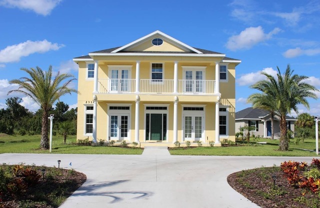 Gator Mansion -Brand New 6 habitaciones, 5 baños junto al lago