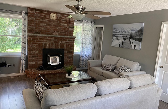 Georgian Bay Cozy 4 Bedroom House by the water