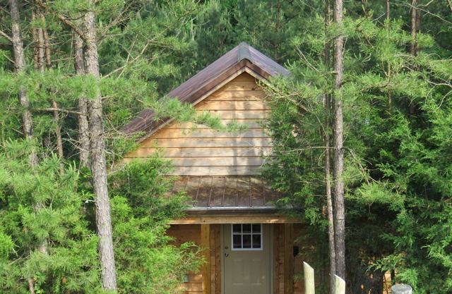 Romántico, idílico escondite ubicado en el bosque para dos con jacuzzi de gran tamaño.