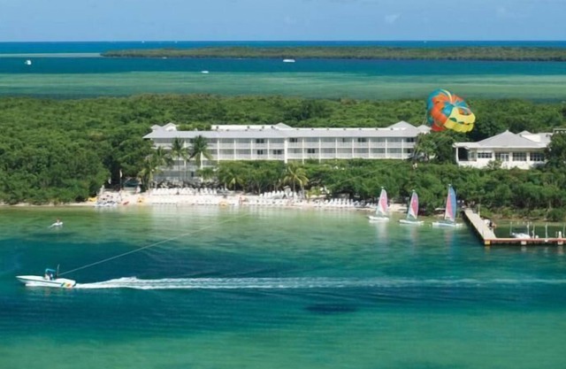 ¡Paraíso tropical! Unidad de diseño para 4 personas, playa privada, 2 piscinas