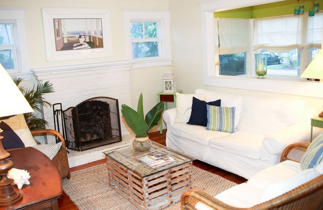 ¡Caliéntate y relájate a poca distancia de la costa, el golf y el océano!