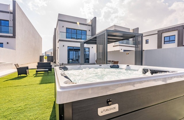 Getaway Deal 3BR w/ Outdoor Jacuzzi + Scenic Views, Al Dana Island by Deluxe Holiday Homes