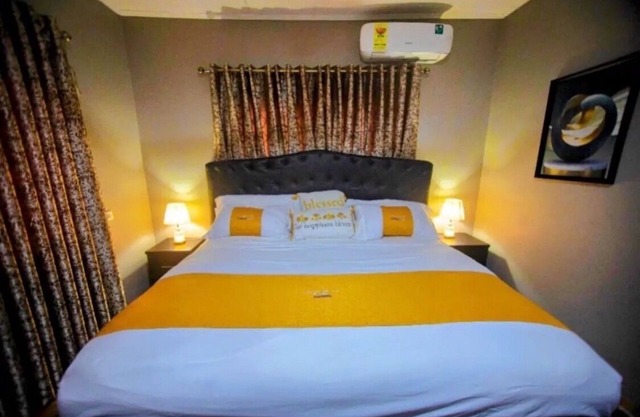 GHL. G Floor En-suites 2 BR Sleep 4. WiFi, DSTV, SOLAR ,AC And Free Breakfast