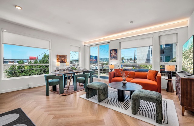 Gillis House 2BRDM, Pool, Gym, 2 Parking & Views!