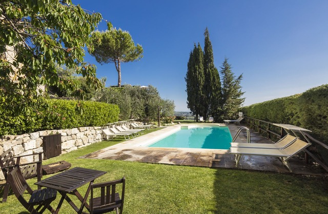 Girasol apartamento con vistas a San Gimignano, piscina y jardín compartido