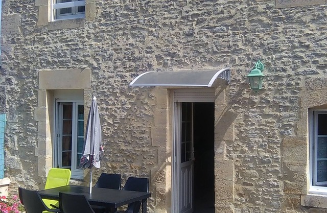 Alojamiento a 3 km de las playas del desembarco de Arromanches en Ryes. etiqueta 2 teclas.