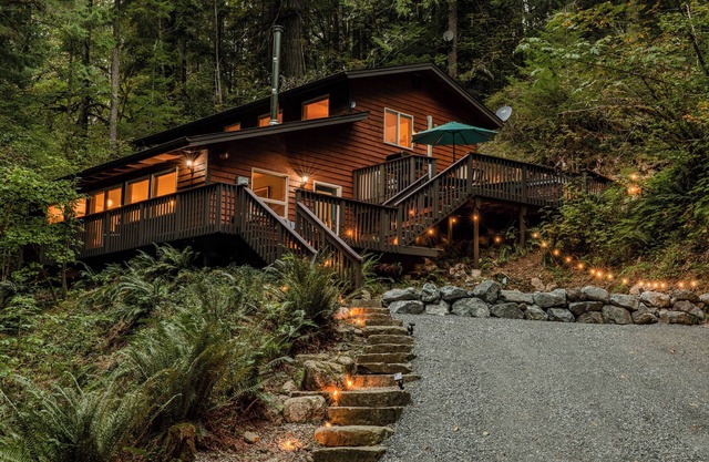 Mt. Baker Cabin - AC, Hot Tub, BBQ, Hiking, WiFi