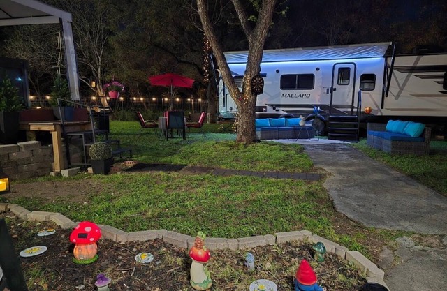 Glamping in the City! A beautiful two acre country pocket in the city