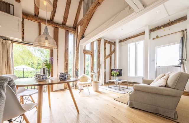 Glorious open-plan thatched barn with abundant natural light - Deepwell Hayloft