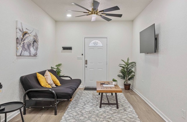 Glorius Amazing 2BR/1BA Stay Near Lively Downtown!