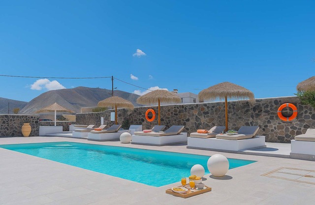 Golden Sunrise Suites - Santorini Pool Bliss Suite